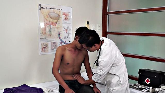 Amateur Asian twink spreading legs for kinky doctor