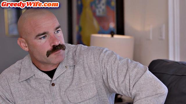 Миниатюрная красотка 21 года облизывает, а потом жадно трахается с зрелым мужиком.