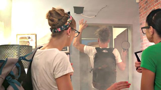 Teenage babes sharing in trio after checking into room