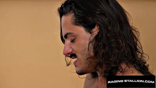 два волосатых мужика трахают здорового незнакомца