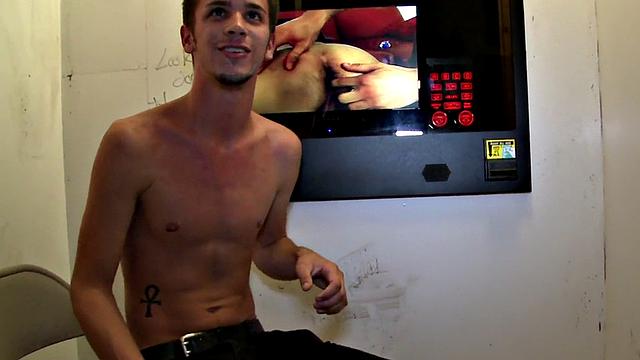 Стрейт пришёл за минетом в дырке, а там ловкий сюрприз для мужика