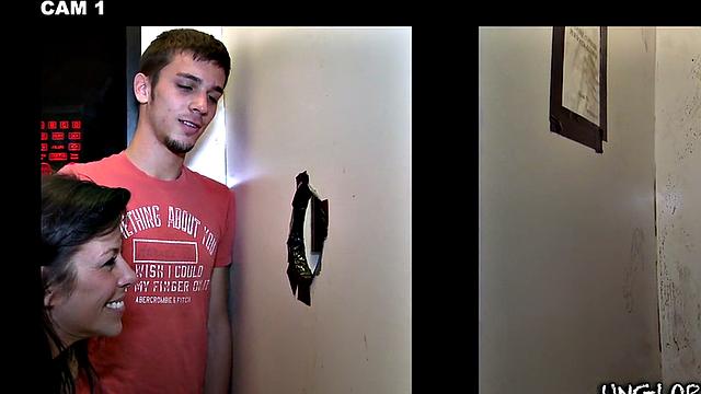 Стрейт пришёл за минетом в дырке, а там ловкий сюрприз для мужика