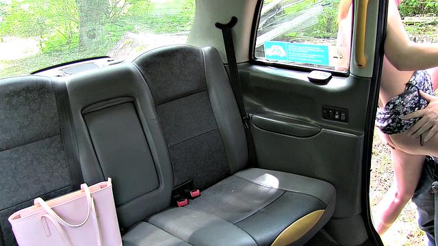 татуированная красотка расплачивается долгом через жёсткий догги в машине