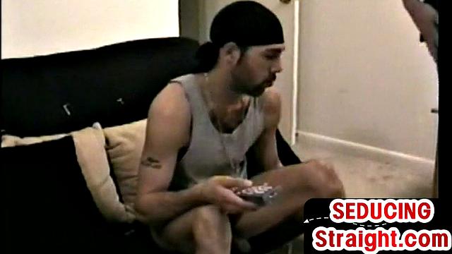 чёрный мачо кайфует от белого рта на члене в гей-компиляции старой школы