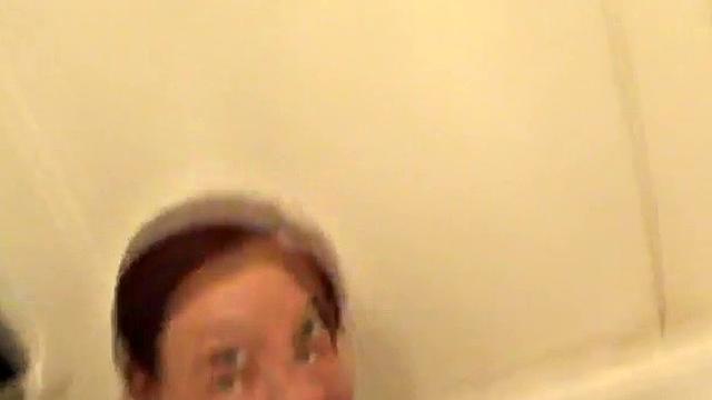 рыжая хитрюга сосёт в ванной - у нее явно талант