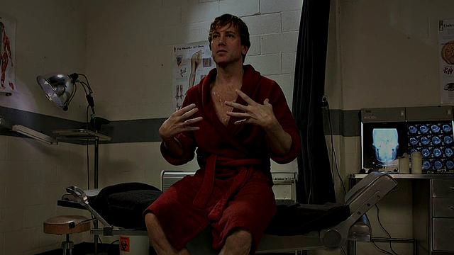 Татуированная медсестра в каблуках жестко хлещет своего раба плетью