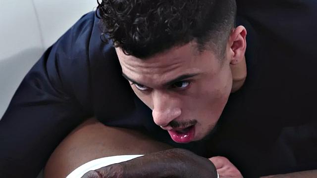 BBC jock with muscled body fucks IR bottom till cum