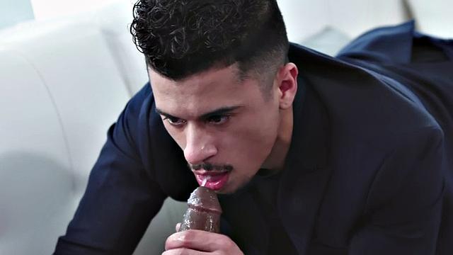 BBC jock with muscled body fucks IR bottom till cum