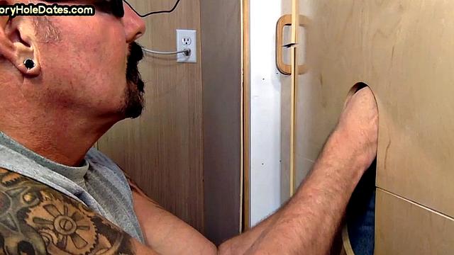 Cumloving gloryhole mature gay sucks rod in BJ video