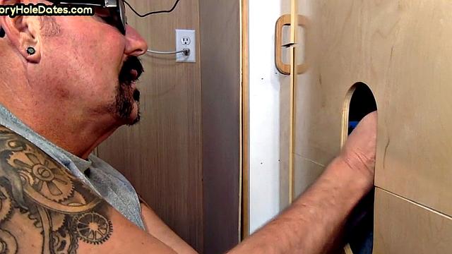 Cumloving gloryhole mature gay sucks rod in BJ video