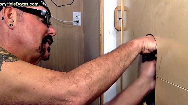 Cumloving gloryhole mature gay sucks rod in BJ video