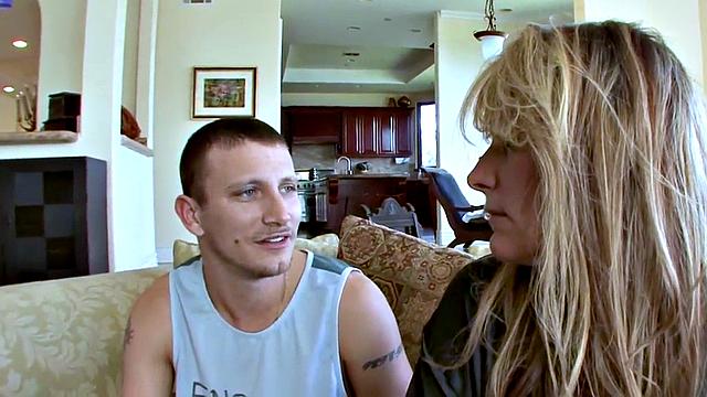 блондинка милфа в жёстком групповом сексе и глотает сперму