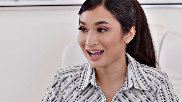 стройная азиатка на каблуках скачет на члене соседа