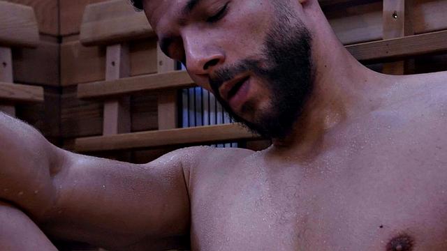 Маленькая массажистка ублажает клиента - он не жалуется