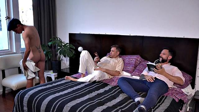 Daddies Andres and Joris are about to enjoy a raw romp with twink Ringo, who is already wearing nothing but a towel. Andres gives the boy a rim job, while Joris lets Ringo suck his big dick.
