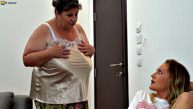 пышная зрелая застала подругу за мастурбацией