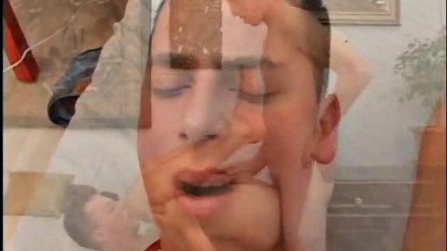 Два гей-друга трахаются без презерватива и кончают друг в друга.
