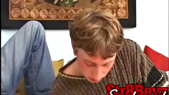 Два гей-друга трахаются без презерватива и кончают друг в друга.