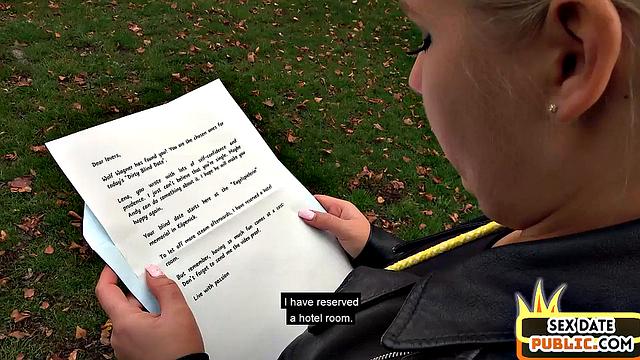 опытная немка высветила грудь на улице и получила жаркий секс в отеле