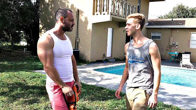 мачо-отчим не удержался и отсосал по-мужски прямо во дворе