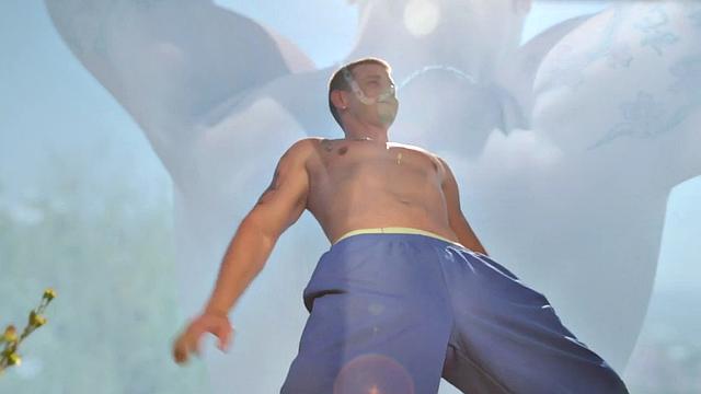 Inked stud enjoys masturbating for cumshot in solo