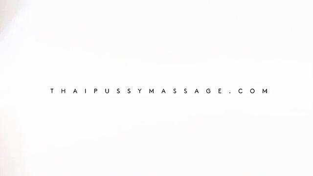 татуированные азиатки скользят друг по другу в масляном массаже