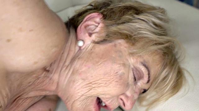Cockriding old granny pussyfucked in doggystyle by big cock