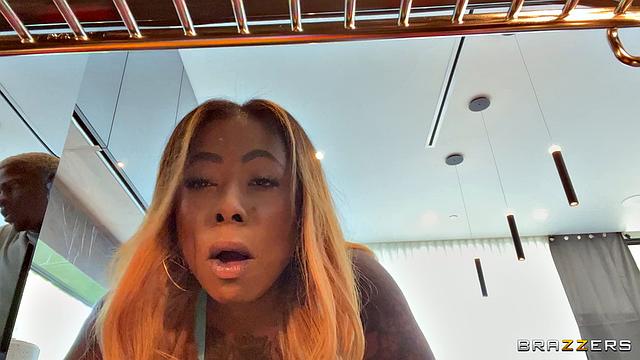 Похотливая жена изменяет мужу с любовником прямо на кухне, пока тот ничего не замечает.