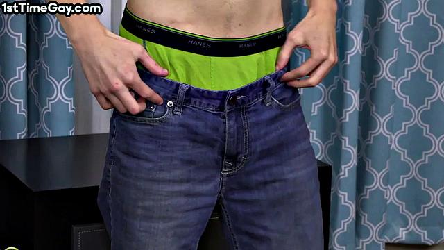 Худой гей-мачо устроил жаркое соло, руки заняты по полной программе, а финал предсказуем как маршрутка вечером - фейерверк на простынях.