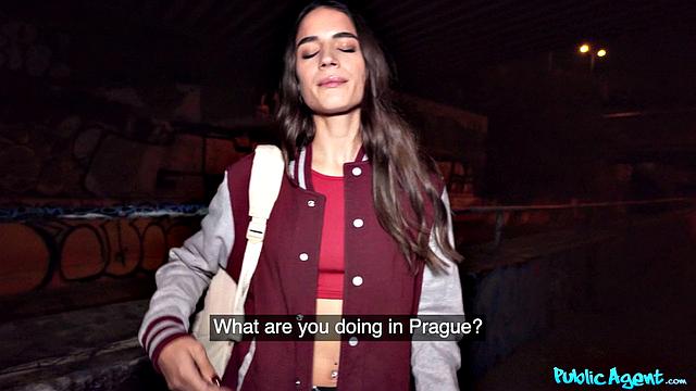 Канди Люсиани сосет член и катается на нем посреди ночи в Праге, показывая натуральную грудь и гладкую пизду.