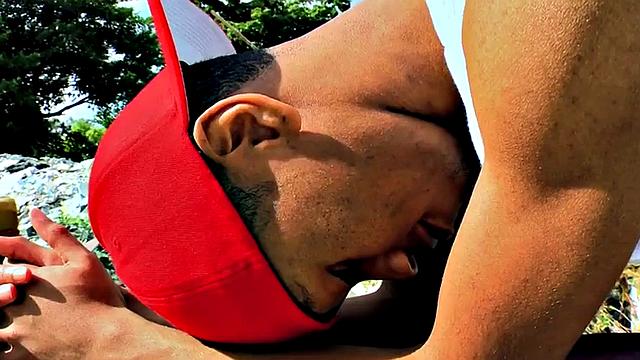 Уличный негр отдается огромному белому хую прямо на природе