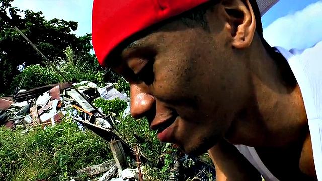 Уличный негр отдается огромному белому хую прямо на природе