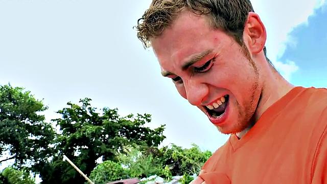 Уличный негр отдается огромному белому хую прямо на природе