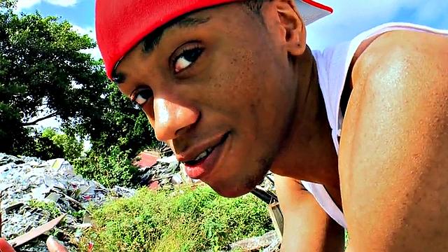 Уличный негр отдается огромному белому хую прямо на природе