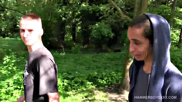 Джереми Янг дрочит члену парню и ловит сперму на руки, гей порно сцена.