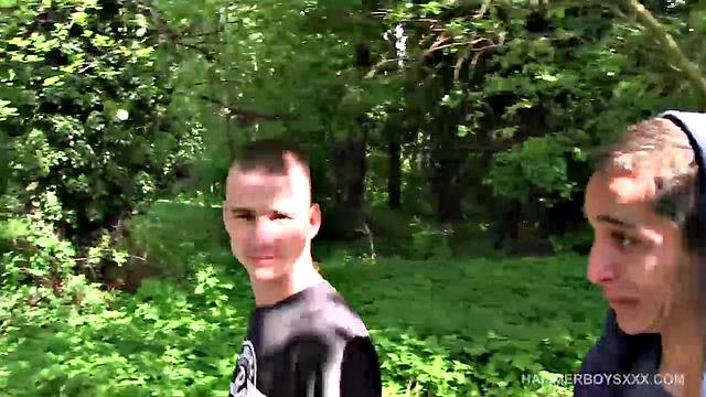 Джереми Янг дрочит члену парню и ловит сперму на руки, гей порно сцена.