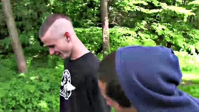 Джереми Янг дрочит члену парню и ловит сперму на руки, гей порно сцена.