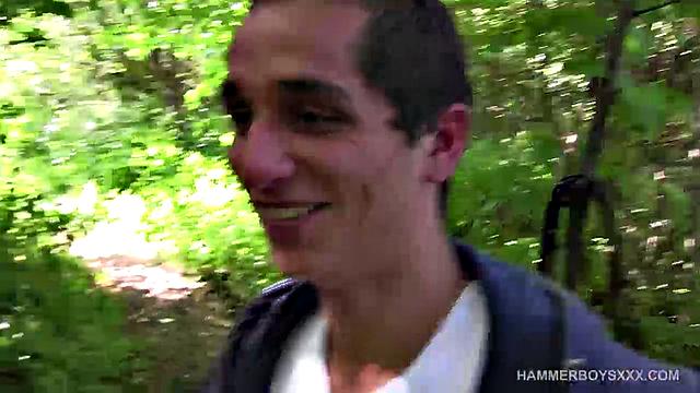 Джереми Янг дрочит члену парню и ловит сперму на руки, гей порно сцена.