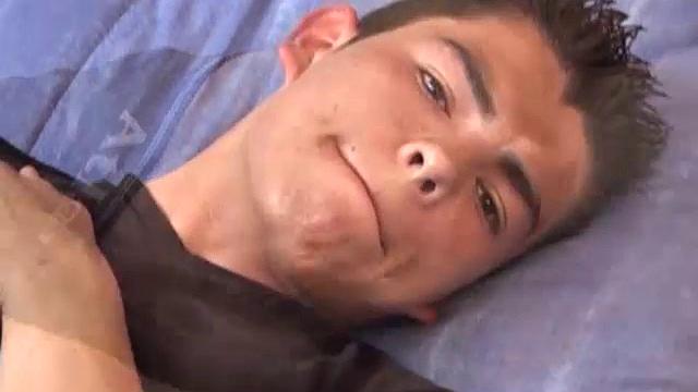 Себастьян дрочит здоровый член до мощного оргазма