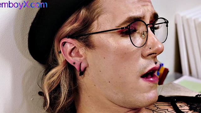 Artist lavenderboy barebacked by stud in his gallery