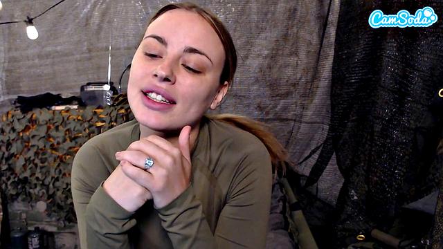 Солдатка дрочит свою гладкую киску в палатке на камеру POV для взрослых зрителей.