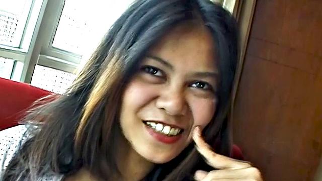 соблазнительная азиатка трахается по-настоящему на камеру