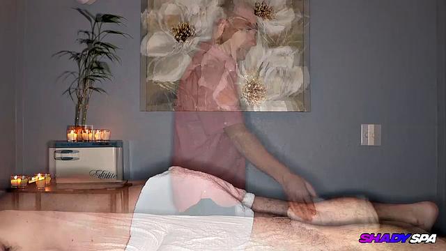 Селина делает глубокий минет массажисту и получает сперму на лицо в салоне спа.