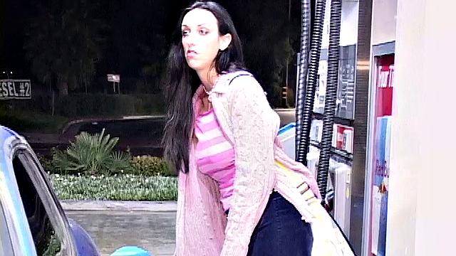 жена, муж и гостья трахаются втроем на секс-качелях