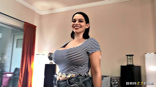 Brooklyn Springvalley раздевается для массажа и просит парня промять грудь и киску маслом.