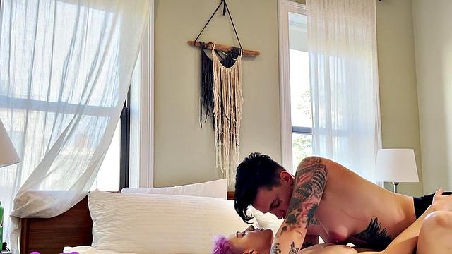 Tattooed queer licks GFs hairy in homemade oral sex