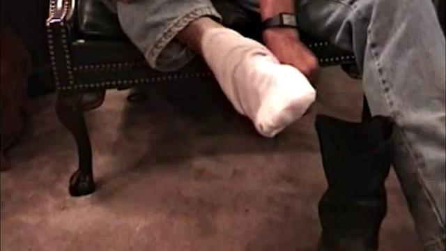 бобби дрочит зрелому мужику и доводит до кончи