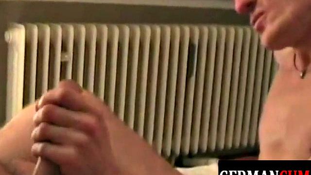 немецкий зрелый мужик трахается без резинки с качком и сосёт ему