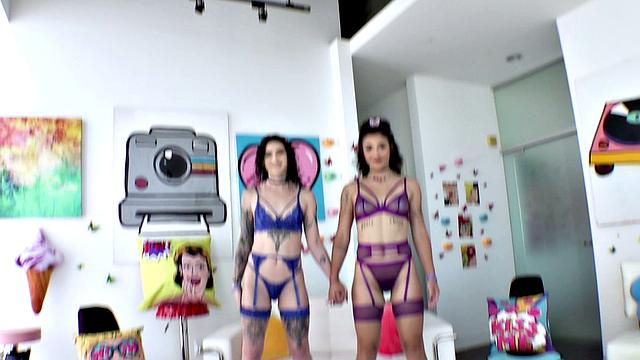 бруклин доводит анал до предела и хочет ещё