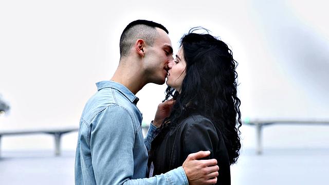 черный парень лижет киску и жестко трахается с девушкой, кончает ей в рот